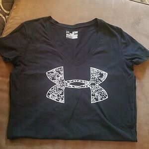 EUC Womens Under Armour V-Neck top, XS